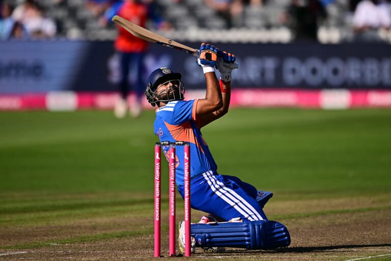 Start of fifth T20I delayed by 30 minutes with India stuck in traffic